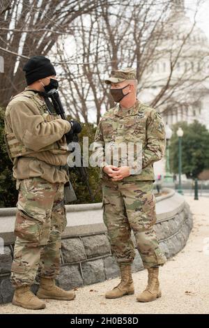 Il generale dell'esercito degli Stati Uniti Timothy P. Williams, l'Adjutant generale della Virginia, visita con i soldati della Guardia Nazionale della Virginia il 15 gennaio 2021, vicino all'edificio del Campidoglio degli Stati Uniti a Washington, I soldati della Guardia Nazionale del D.C. e gli Airmen di diversi stati si sono recati a Washington per fornire supporto alle autorità federali e distrettuali che hanno portato alla 59a Inaugurazione Presidenziale. Foto Stock