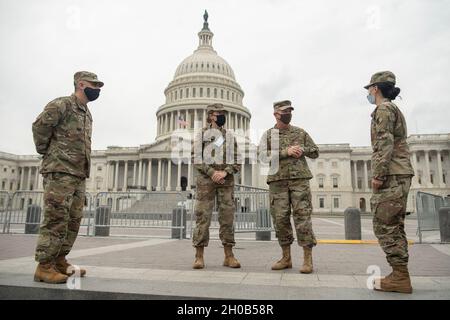 Il generale dell'esercito degli Stati Uniti Timothy P. Williams, l'Adjutant generale della Virginia, visita con i soldati della Guardia Nazionale della Virginia il 15 gennaio 2021, vicino all'edificio del Campidoglio degli Stati Uniti a Washington, I soldati della Guardia Nazionale del D.C. e gli Airmen di diversi stati si sono recati a Washington per fornire supporto alle autorità federali e distrettuali che hanno portato alla 59a Inaugurazione Presidenziale. Foto Stock