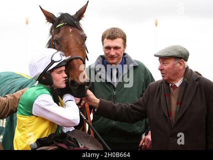 Foto del file datata 13-03-2008 di Jockey Tony McCoy (a sinistra) e proprietario Trevor Hemmings (a destra) con Albertas Run. Data di emissione: Martedì 12 ottobre 2021. Foto Stock