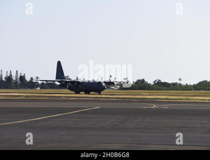 Una Philippine Air Force (PAF) C-130 Hercules, operata da US Air Force Airmen assegnati alla 179th Airlift Wing, Ohio Air National Guard, Mansfield, Ohio, arriva a Joint base Pearl Harbor-Hickam, Hawaii, 15 gennaio 2021. Il C-130 è il primo di due velivoli che l'aviazione militare statunitense consegnerà al PAF. La consegna indica lo stretto allineamento delle relazioni delle forze aeree PAF-Pacific e illustra l'impegno di PACAF nei confronti del trattato di difesa reciproca USA-Filippine del 1951. Foto Stock