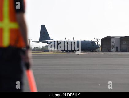 Una Philippine Air Force (PAF) C-130 Hercules, operata da US Air Force Airmen assegnati alla 179th Airlift Wing, Ohio Air National Guard, Mansfield, Ohio, arriva a Joint base Pearl Harbor-Hickam, Hawaii, 15 gennaio 2021. Il C-130 è il primo di due velivoli che l'aviazione militare statunitense consegnerà al PAF. La consegna indica lo stretto allineamento delle relazioni delle forze aeree PAF-Pacific e illustra l'impegno di PACAF nei confronti del trattato di difesa reciproca USA-Filippine del 1951. Foto Stock