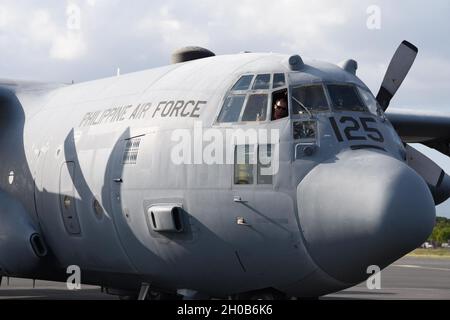 Una Philippine Air Force (PAF) C-130 Hercules, gestita da un equipaggio di US Air Force Airmen assegnato alla 179th Airlift Wing, Ohio Air National Guard, Mansfield, Ohio, arriva a Joint base Pearl Harbor-Hickam, Hawaii, 15 gennaio 2021. Il C-130 è il primo di due velivoli che l'aviazione militare statunitense consegnerà al PAF. La consegna indica lo stretto allineamento delle relazioni delle forze aeree PAF-Pacific e illustra l'impegno di PACAF nei confronti del trattato di difesa reciproca USA-Filippine del 1951. Foto Stock