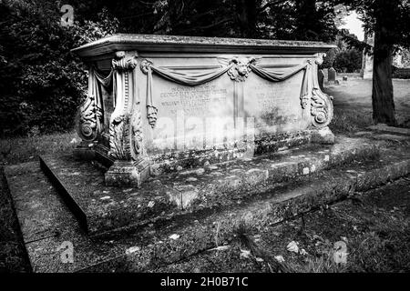 Tomba di Sir William Cuthbert Quilter, Santa Maria la Vergine Chiesa, Bawdsey, Suffolk, East Anglia Foto Stock