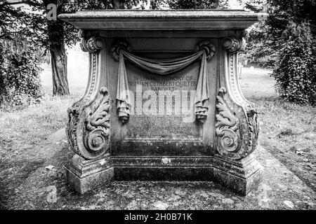 Tomba di Sir William Cuthbert Quilter, Santa Maria la Vergine Chiesa, Bawdsey, Suffolk, East Anglia Foto Stock