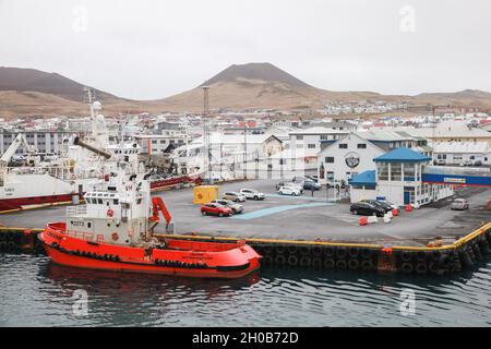 Vestmannaeyjar, Islanda - 6 aprile 2017: Lodsinn, Tugboat rosso è ormeggiato nel porto principale dell'isola di Vestmannaeyjar Foto Stock