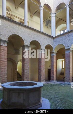 Chiostro Palazzo della Signoria XV secolo, Jesi, Marche, Italia, Europa Foto Stock