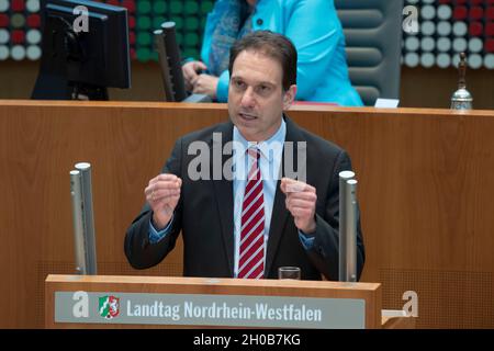 Duesseldorf, Germania. 06 ottobre 2021. Christian LOOSE, gruppo parlamentare AFD, nel suo discorso, dibattito sul tema, "l'impatto della socializzazione sperimentata finora nel paese d'origine deve essere esaminato più da vicino in relazione al lavoro di integrazione”. 2021, Credit: dpa/Alamy Live News Foto Stock