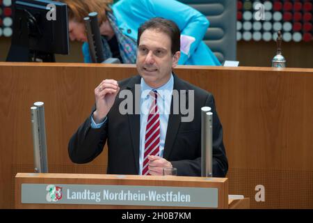 Duesseldorf, Germania. 06 ottobre 2021. Christian LOOSE, gruppo parlamentare AFD, nel suo discorso, dibattito sul tema, "l'impatto della socializzazione sperimentata finora nel paese d'origine deve essere esaminato più da vicino in relazione al lavoro di integrazione”. 2021, Credit: dpa/Alamy Live News Foto Stock