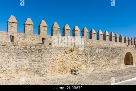 Crenel e vecchio muro di Vejer de la Frontera a Cadice, Spagna Foto Stock