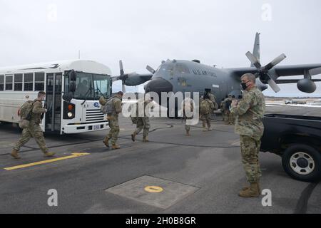 Briga. Il generale Lowell Kruse, comandante e assistente generale di Camp Ripley - Esercito della Guardia Nazionale del Minnesota si acclama ai soldati della truppa Bravo con sede a Pine City, primo Squadron 94th Cavalry come carico a C-130 diretto per Washington D.C. il 16 gennaio 2021. Foto Stock