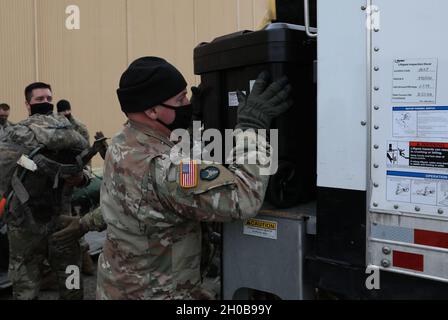 Il personale dell'esercito degli Stati Uniti Sgt. Michael Reidl, un team leader con B Troop, 1st Squadron, 94th Cavalry Regiment, Minnesota Army National Guard, carica l'unità in un camion in preparazione al movimento della truppa dalla Joint base Andrews, Maryland, alla loro prossima destinazione, mentre prende parte alla guida fino al 59th Presidential Inauguration, 16 gennaio 2021. I soldati della Guardia Nazionale e gli Airmen di diversi stati si sono recati a Washington per fornire supporto alle autorità federali e distrettuali che hanno portato alla 59a Inaugurazione Presidenziale. Foto Stock