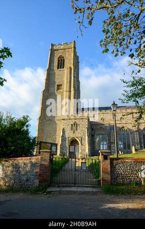 Porta d'ingresso, ingresso e torre della chiesa medievale di St Mary the Virgin nel villaggio di Happisburgh, Norfolk, Inghilterra. Foto Stock