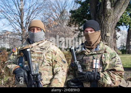 Soldati dell'Esercito degli Stati Uniti assegnati alla Virginia National Guard's Bravo Company, 429th Brigade Support Battaglione, 116th Infantry Brigade Combat Team stand Guard, 16 gennaio 2021, a Washington, I soldati della Guardia Nazionale del D.C. e gli Airmen di diversi stati si sono recati a Washington per fornire supporto alle autorità federali e distrettuali che hanno portato alla 59a Inaugurazione Presidenziale. Foto Stock