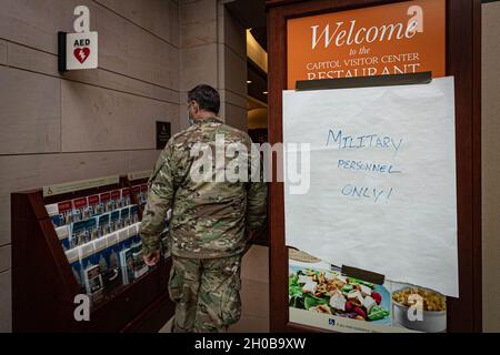 Un soldato degli Stati Uniti cammina all'interno di un'area di pausa nel centro visitatori del Campidoglio a Washington, D.C., 16 gennaio 2021. I soldati della Guardia Nazionale e gli Airmen di diversi stati si sono recati a Washington per fornire supporto alle autorità federali e distrettuali che hanno portato alla 59a Inaugurazione Presidenziale. Foto Stock