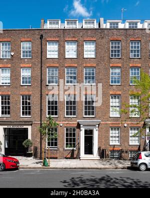 London Townhouses. La facciata alle tradizionali case cittadine georgiane nel quartiere Fitzrovia di Londra in una luminosa giornata estiva. Foto Stock