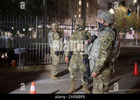 I guardiani con la Guardia Nazionale della California si trovano di fronte al palazzo della capitale di Sacramento, California, 17 gennaio 2021. I membri del CNG sono stati attivati per aumentare la polizia locale e statale che ha portato alla transizione presidenziale del potere più tardi questa settimana. Foto Stock