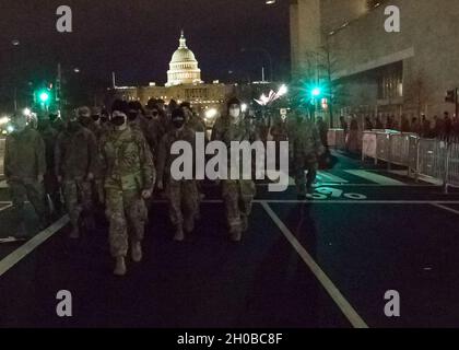 Soldati della Guardia Nazionale degli Stati Uniti e Airmen dal Nebraska marciano lungo Pennsylvania Avenue, a Washington D.C., 17 gennaio 2021. Almeno 25,000 uomini e donne della Guardia Nazionale sono stati autorizzati a condurre missioni di sicurezza, comunicazione e logistica a sostegno delle autorità federali e distrettuali che hanno condotto e attraverso la 59a Inaugurazione Presidenziale. Foto Stock