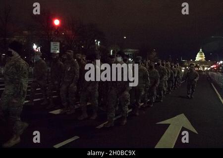 Soldati della Guardia Nazionale degli Stati Uniti e Airmen dal Nebraska marciano lungo Pennsylvania Avenue, a Washington D.C., 17 gennaio 2021. Almeno 25,000 uomini e donne della Guardia Nazionale sono stati autorizzati a condurre missioni di sicurezza, comunicazione e logistica a sostegno delle autorità federali e distrettuali che hanno condotto e attraverso la 59a Inaugurazione Presidenziale. Foto Stock