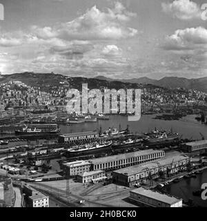 Eine Reise nach Italien, hier der Hafen von Genua, 1930er jahre. Viaggiando attraverso l'Italia, qui porto di Genova, anni '30. Foto Stock