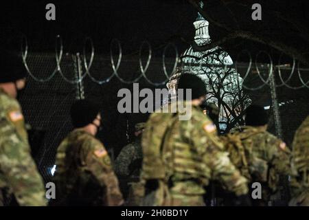 I soldati degli Stati Uniti con la Guardia Nazionale marciano oltre l'edificio del Campidoglio degli Stati Uniti il 17 gennaio 2021, a Washington, D.C. i soldati della Guardia Nazionale e gli Airmen di diversi stati si sono recati a Washington per fornire supporto alle autorità federali e distrettuali che hanno portato alla 59a Inaugurazione Presidenziale. Foto Stock
