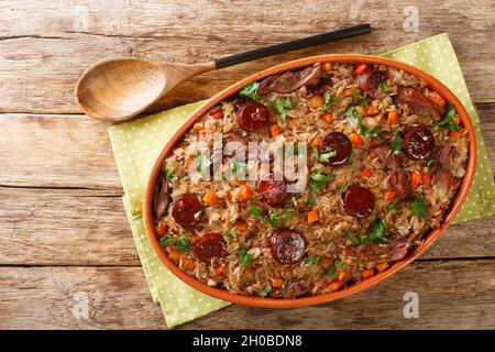 L'autentico riso d'anatra Arroz de pato è una ricetta tradizionale portoghese cucinata con vino rosso, cipolla, carota e chorizo in primo piano nella teglia Foto Stock