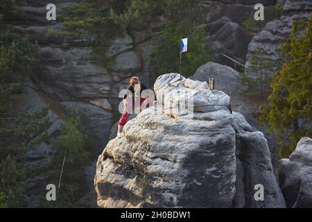 Scalatore di raggiungere la parte superiore Foto Stock