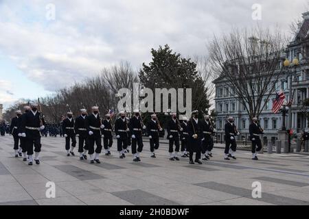 La Guardia Ceremoniale della Marina degli Stati Uniti si sposa durante le prove della 59a cerimonia di inaugurazione presidenziale a Washington, D.C., 18 gennaio 2021. Membri militari provenienti da tutti i rami delle forze armate degli Stati Uniti, tra cui le componenti della Riserva e della Guardia Nazionale, che hanno fornito supporto cerimoniale durante il periodo inaugurale. Foto Stock