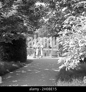 Menschen in einem Park a Bad Cannstatt, Deutschland 1930er Jahre. La gente in un giardino pubblico a Bad Cannstatt, Germania 1930s. Foto Stock