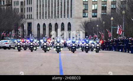 Le scorte delle forze dell'ordine passano davanti alla Casa Bianca lungo Pennsylvania Avenue a sostegno di una 59a prova di inaugurazione presidenziale a Washington, D.C., 18 gennaio 2021. Membri militari provenienti da tutti i rami delle forze armate degli Stati Uniti, tra cui le componenti della Riserva e della Guardia Nazionale, hanno fornito supporto cerimoniale durante il periodo inaugurale. Foto Stock