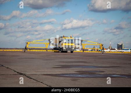 Kiev, Ucraina - 05 novembre 2019: Veicoli di rimozione della neve della divisione aeroportuale. Livellatrice con benna JetBroroom Boschung sistema di pulizia multifunzionale ad alte prestazioni per autostrade. Sbrinatore Foto Stock