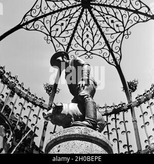 Der Hans im Glück Bunnen im Stadtzentrum von Stuttgart, Deutschland 1930er Jahre. Hans in Fortuna fontana al centro della città di Stoccarda, Germania 1930s. Foto Stock