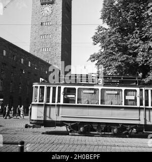 Strassenbahn der Linie 3 vor dem Hauptbahnhof a Stoccarda, Deutschland 1930er Jahre. Il tram della linea 3 di fronte alla stazione centrale di Stoccarda, Germania 1930s. Foto Stock