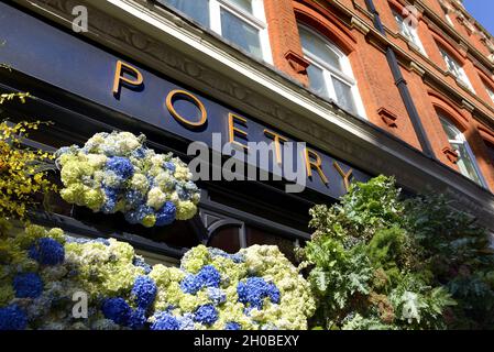 Negozio di moda femminile 'poesia' sulla King's Road, durante Chelsea in Bloom annuale mostra d'arte floreale e doccia di fiori nei negozi e nelle strade di Chelse Foto Stock