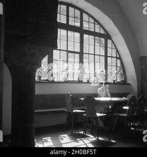 In einem alten Gasthaus a Rothenburg ob der Tauber, Deutschland 1930er Jahr. All'interno di una vecchia locanda a Rothenburg ob der Tauber, Germania 1930s. Foto Stock