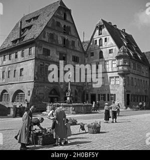 Marktplatz mit der Marien Apotheke a Rothenburg ob der Tauber, Deutschland 1930er Jahre. Piazza Principale del Mercato di Santa Maria della chimica a Rothenburg ob der Tauber, Germania 1930s. Foto Stock