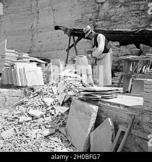 Arbeiter im Steinbruch für Plattenkalk di Solnhofen, Deutschland 1930er Jahre.Fun presso la litografica in pietra calcarea pit a Solnhofen, Germania 1930s. Foto Stock