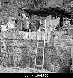 Arbeiter im Steinbruch für Plattenkalk di Solnhofen, Deutschland 1930er Jahre.Fun presso la litografica in pietra calcarea pit a Solnhofen, Germania 1930s. Foto Stock