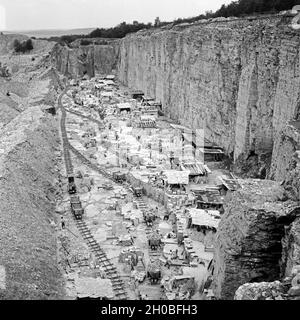 Steinbruch für Plattenkalk di Solnhofen, Deutschland 1930er Jahre. Litografica in pietra calcarea pit a Solnhofen, Germania 1930s. Foto Stock