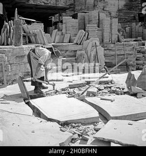 Arbeiter im Steinbruch für Plattenkalk di Solnhofen, Deutschland 1930er Jahre.Fun presso la litografica in pietra calcarea pit a Solnhofen, Germania 1930s. Foto Stock