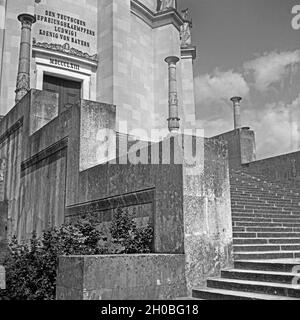 Treppe und Eingang zur Befreiungshalle auf dem Michelsberg bei Kelheim, Deutschland 1930er Jahre. Scale e ingresso alla sala di liberazione a Michelsberg collina vicino a Kelheim, Germania 1930s. Foto Stock