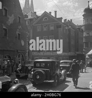 Stadtverkehr an der Gaststätte 'Steinerne Brücke" in Regensburg, Deutschland 1930er Jahre. Il traffico pesante vicino alla locanda "teinerne Bruecke" presso il centro della città di Regensburg, Germania 1930s. Foto Stock