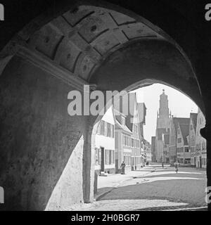 Blick durch einen Tordurchgang auf die Kirche St. Georg, den Daniel, Nördlingen, Deutschland 1930er Jahre. Vista attraverso un arco per la chiesa di San Giorgio, chiamato anche Daniel, a Noerdlingen, Germania 1930s. Foto Stock