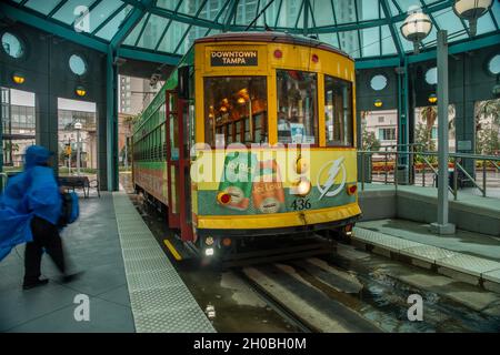 Tampa, FL—14 settembre 2021; la linea TECO Streetcar, una linea di transito per tram storico a Tampa, gestita da Hillsborough Area Regional Transportation Authori Foto Stock