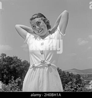 Eine junge Frau posiert für den Fotografen, Deutschland 1930er Jahre. Una giovane donna in posa per il fotografo, Germania 1930s. Foto Stock