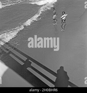 Badende am Strand des renommierten Ostseebads Rauschen im Samland in Ostpreußen, Deutschland 1930er Jahre. I turisti sulla spiaggia del Mar Baltico bath Rauschen in Zambia regione nella Prussia Orientale, Germania 1930s. Foto Stock