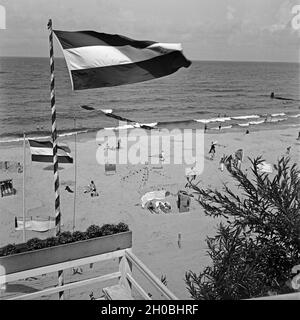 Am Strand des renommierten Ostseebads Rauschen im Samland in Ostpreußen, Deutschland 1930er Jahre. Presso la spiaggia del Mar Baltico bath Rauschen in Zambia regione nella Prussia Orientale, Germania 1930s. Foto Stock