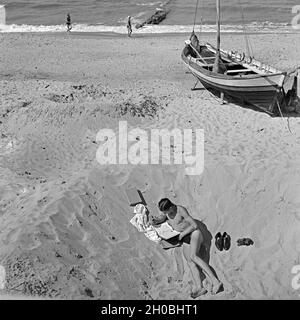 Badende am Strand des renommierten Ostseebads Rauschen im Samland in Ostpreußen, Deutschland 1930er Jahre. I turisti sulla spiaggia del Mar Baltico bath Rauschen in Zambia regione nella Prussia Orientale, Germania 1930s. Foto Stock