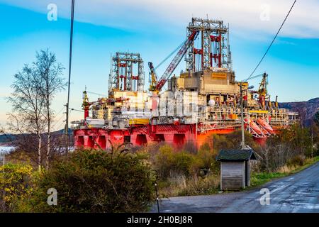 , NORVEGIA - Sep 19, 2021: Una vista ravvicinata del famoso Transocean Spitsbergen (carro di perforazione) in una giornata limpida, Norvegia Foto Stock