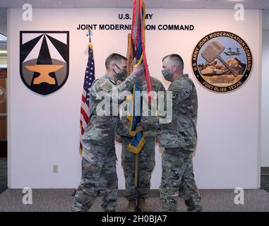 Comando Sgt. Christopher Gunn (a destra) passa i colori JMC al col. Tobin Magsig durante la cerimonia di rinuncia della responsabilità di Gunn il 19 gennaio a Fort Bliss, Texas. Foto Stock