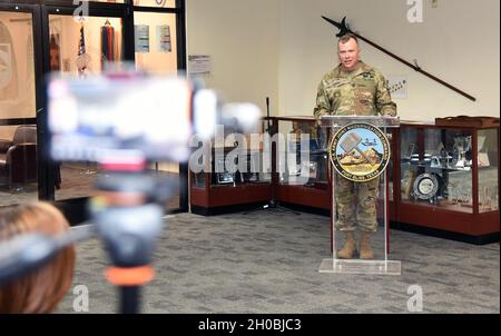 Comando Sgt. Christopher Gunn parla durante la sua rinuncia alla cerimonia di responsabilità il 19 gennaio a Fort Bliss, Texas. Foto Stock